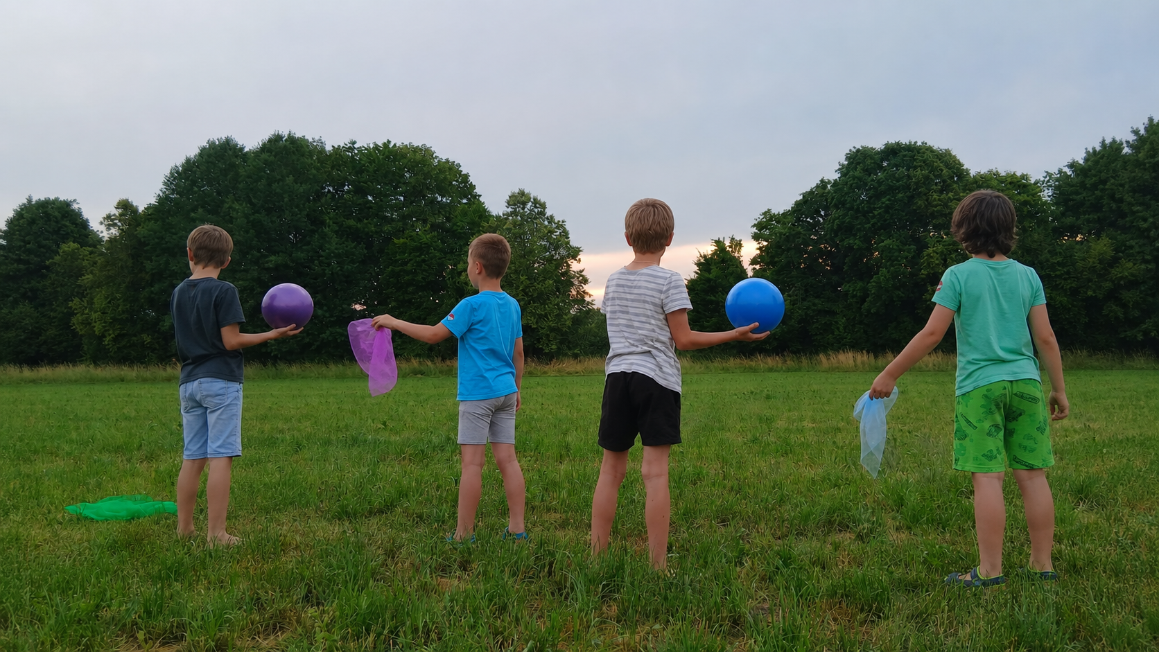 Kinder beim spielerischen Gehirntraining im Freien